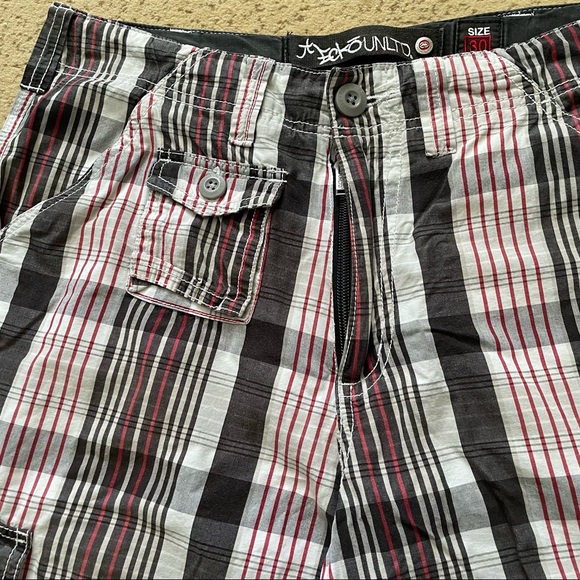 Ecko Unltd | Men Vintage Plaid Cargo Shorts - Picture 3 of 8